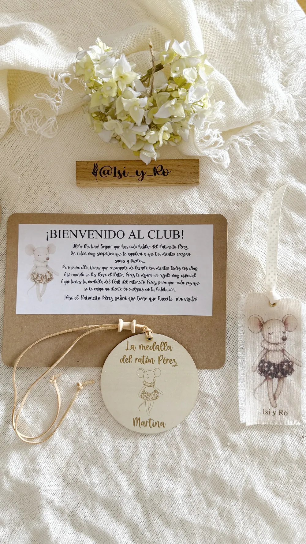 Medalla de madera personalizada del Club del Ratoncito Pérez con tarjeta de bienvenida