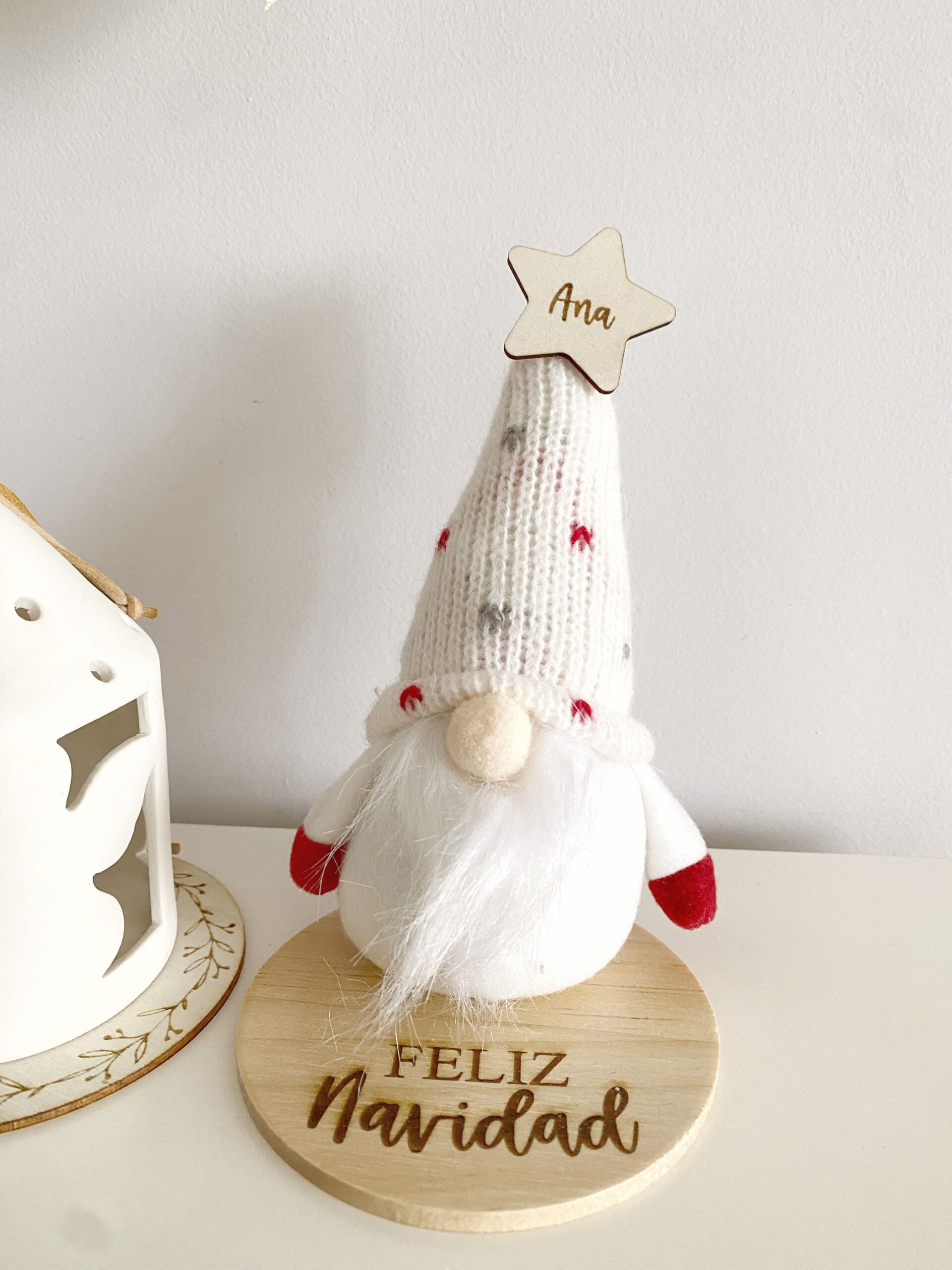figura de gnomo navideño en caja de regalo