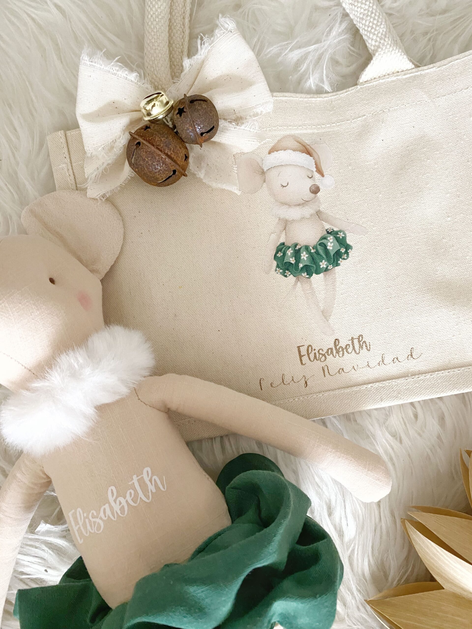 Kit regalo navideño infantil: ratoncito de trapo y bolsa de tela personalizada con el nombre.