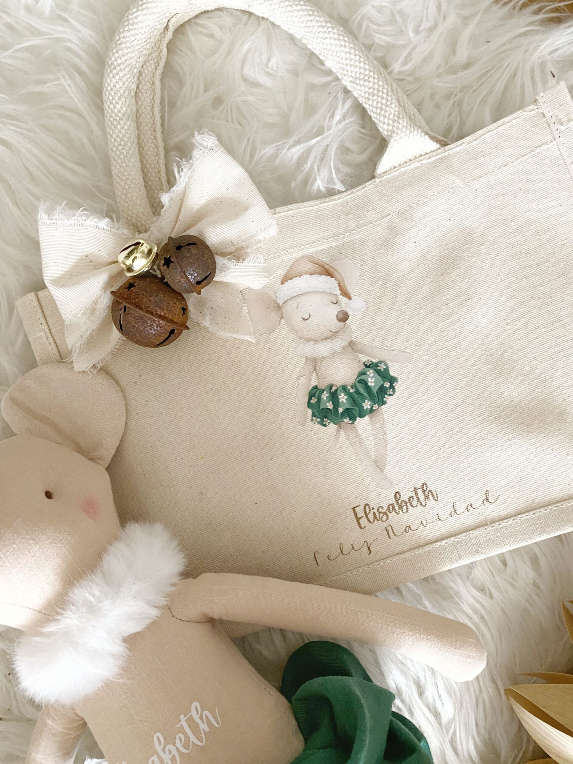 Muñeco de trapo Ratoncito en versión navideña, suave y simpático, ideal para los más peques.