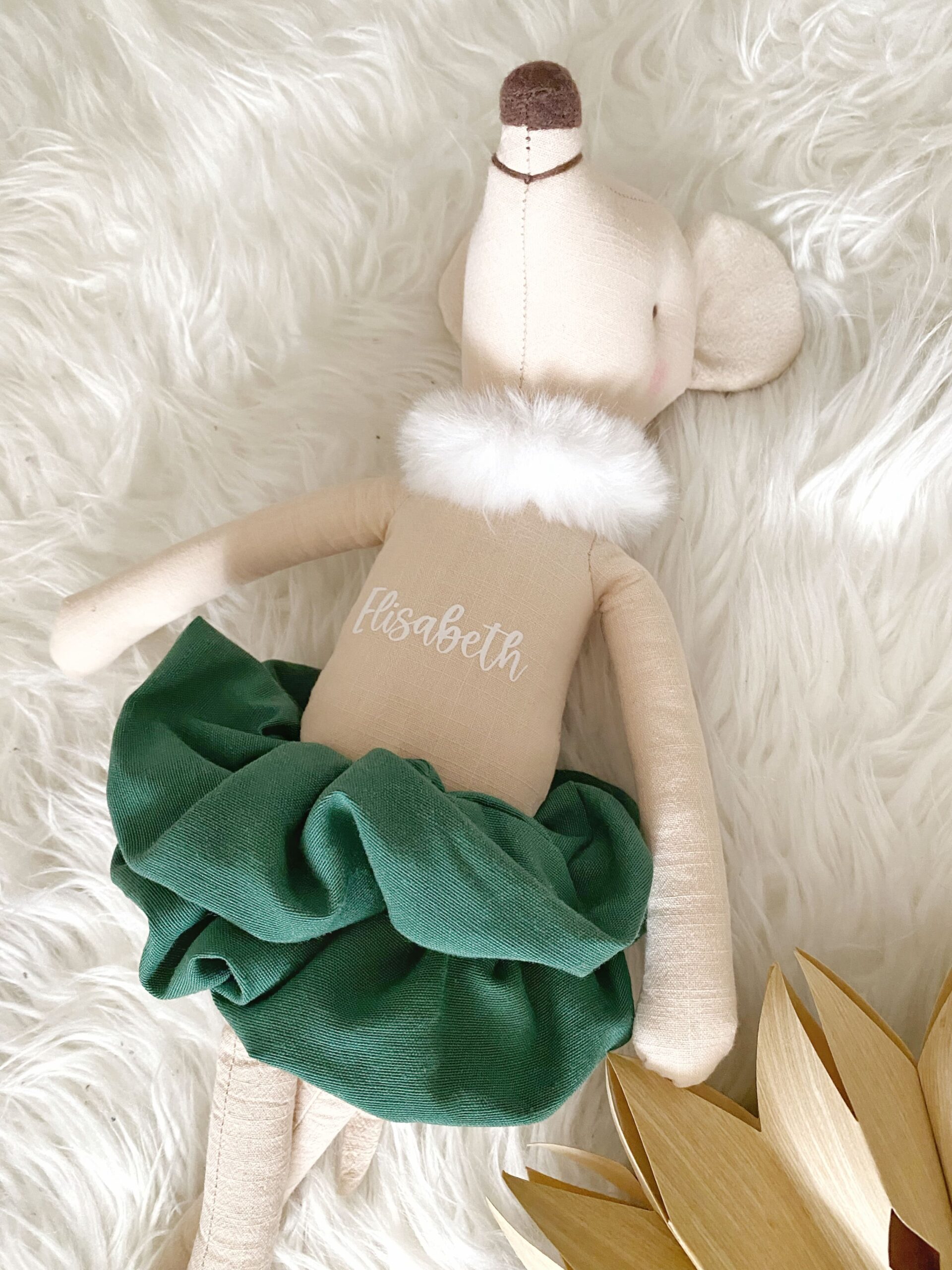 Muñeco ratoncito de trapo usado como decoración en la habitación infantil durante la Navidad.