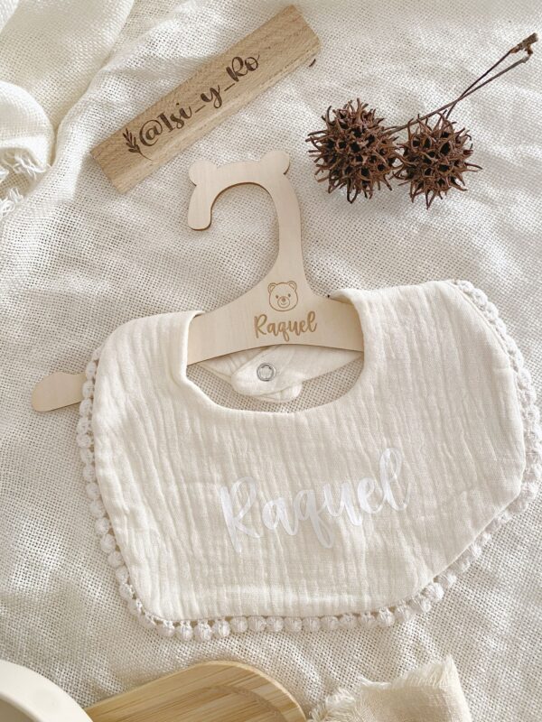 babero personalizado con percha de madera