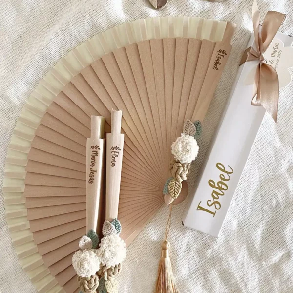 Abanico personalizado con flores hechas a mano, borla dorada y caja regalo con nombre