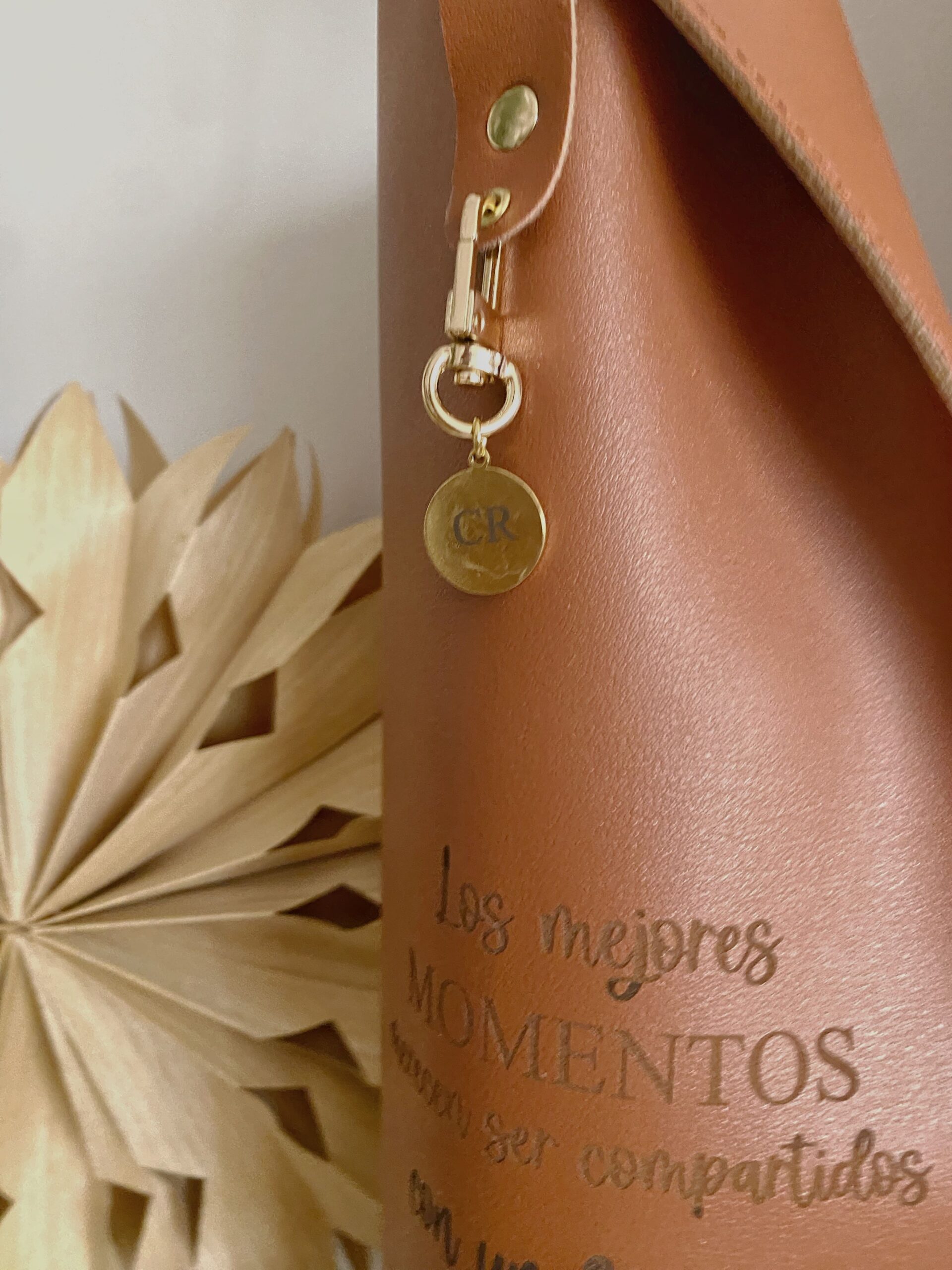 Botellero con frase significativa para vino, presentado en caja regalo navideña