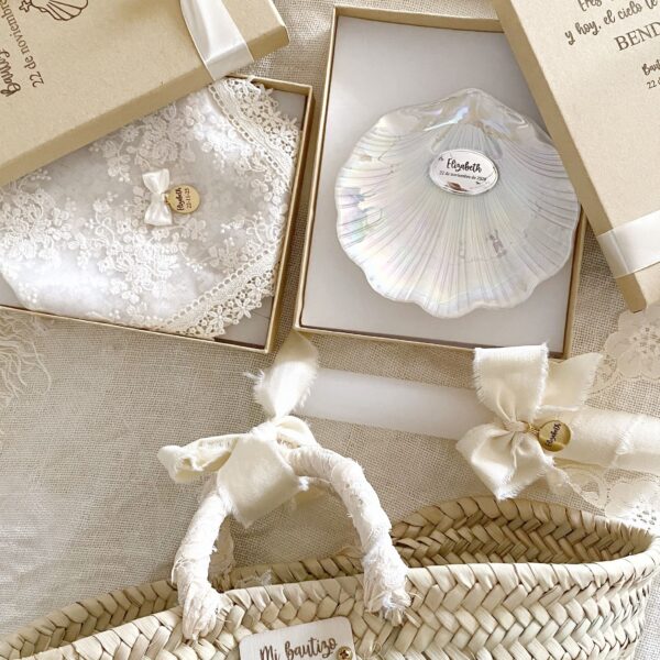 Conjunto de cristianar personalizado que incluye vela, concha y pañuelo para bautizo