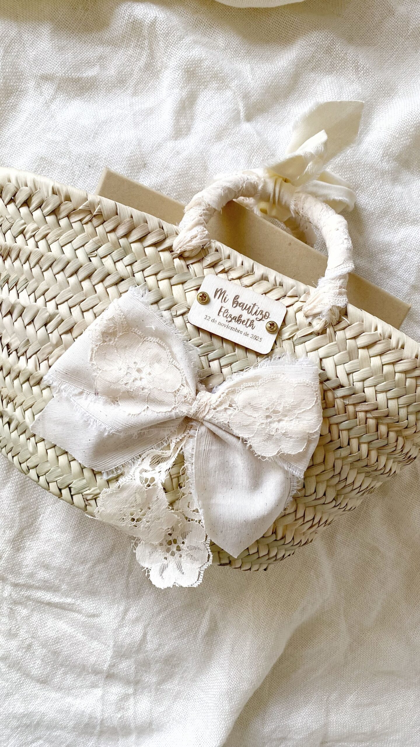 Kit de cristianar completo presentado elegantemente en una cesta de mimbre