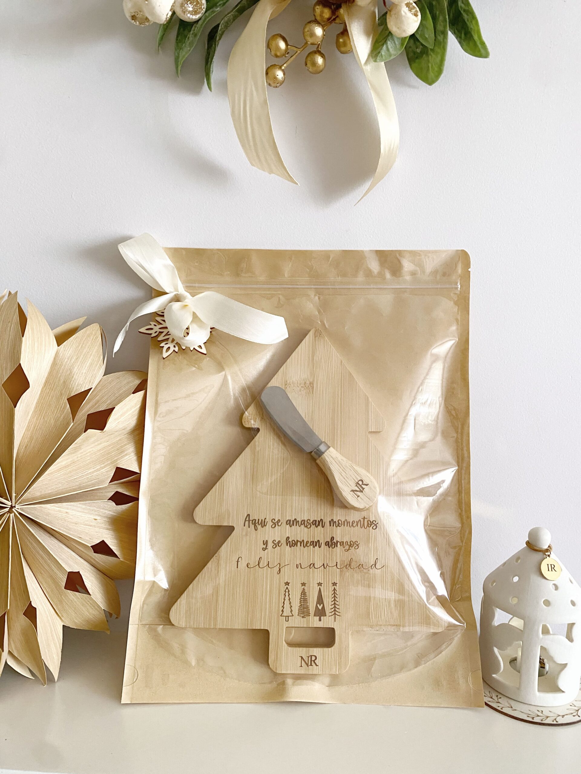Tabla de cortar de bambú con forma de árbol, incluye cubierto para queso y personalización de iniciales.