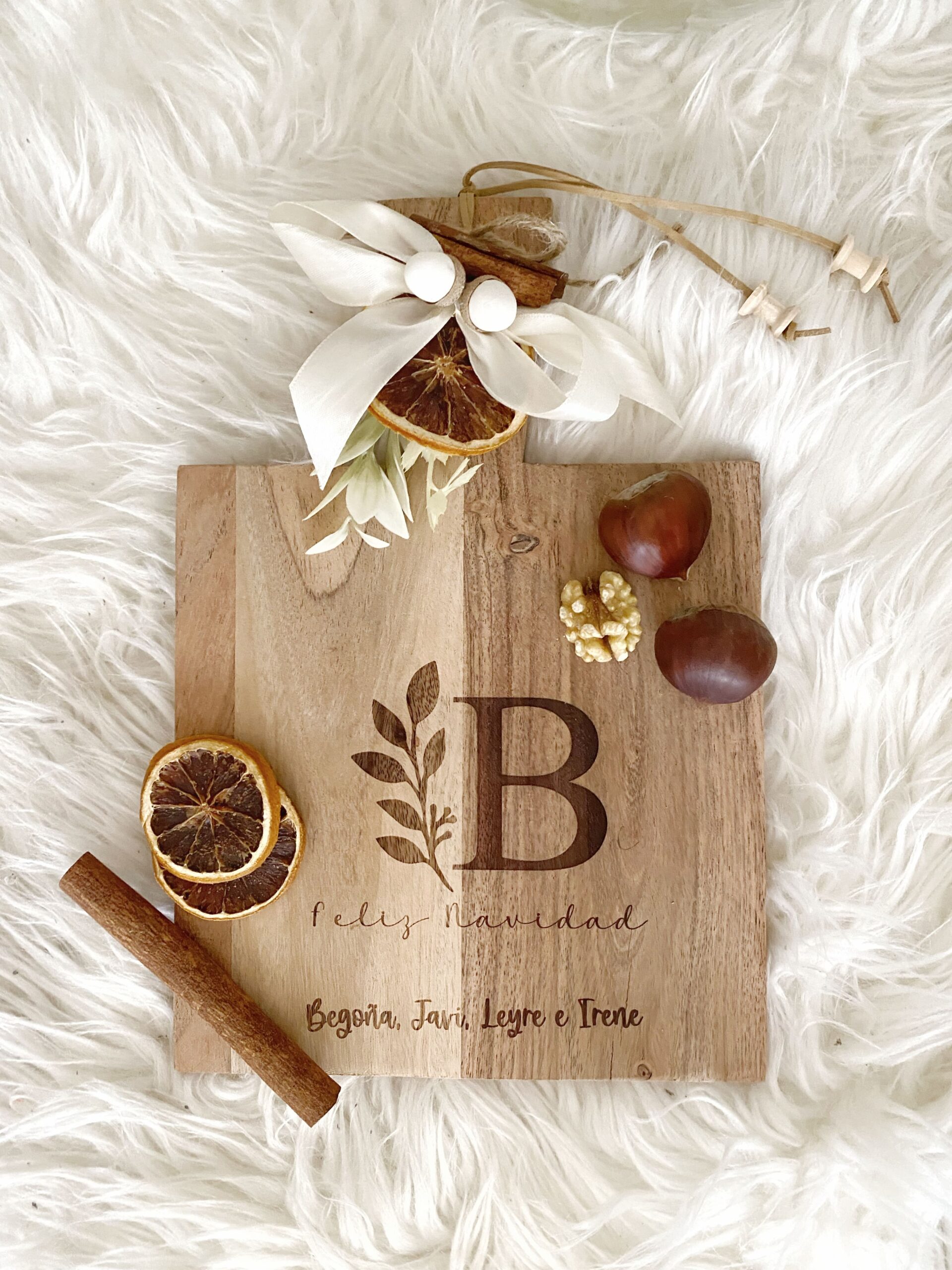 Tabla de cocina de madera de acacia con forma de árbol navideño, grabada con una inicial personalizada.