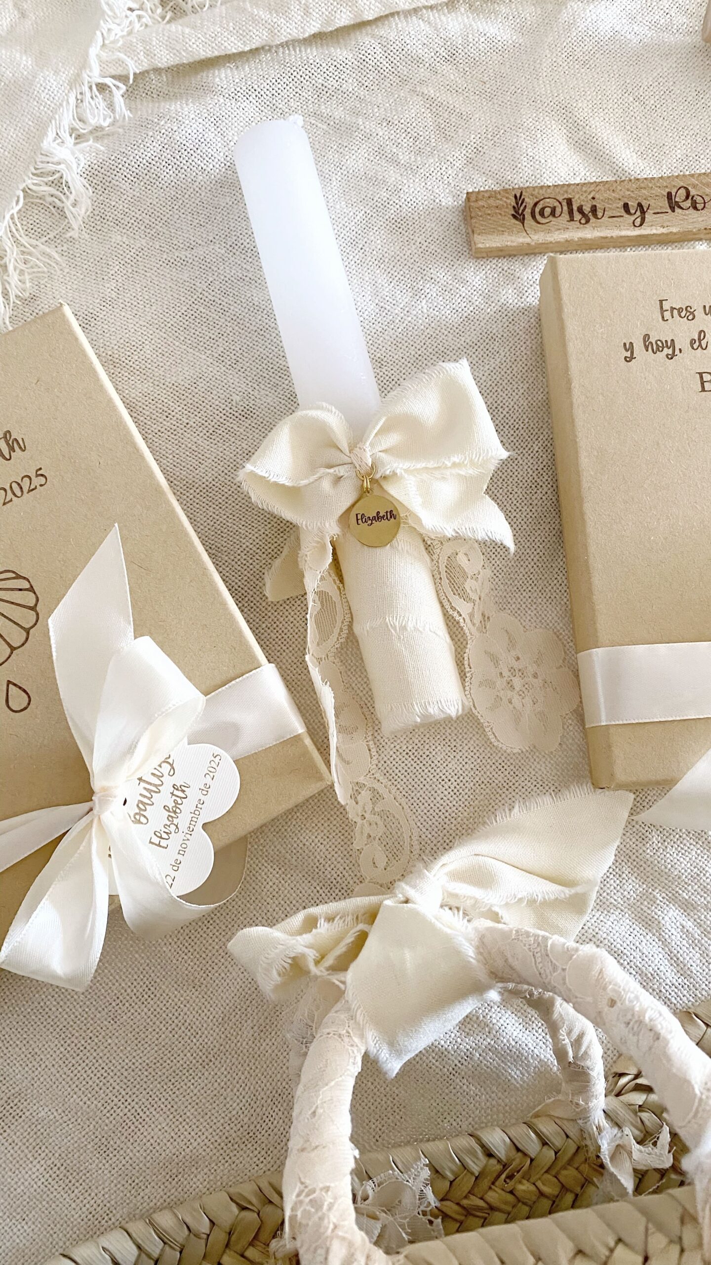 Kit de cristianar completo presentado elegantemente en una cesta de mimbre