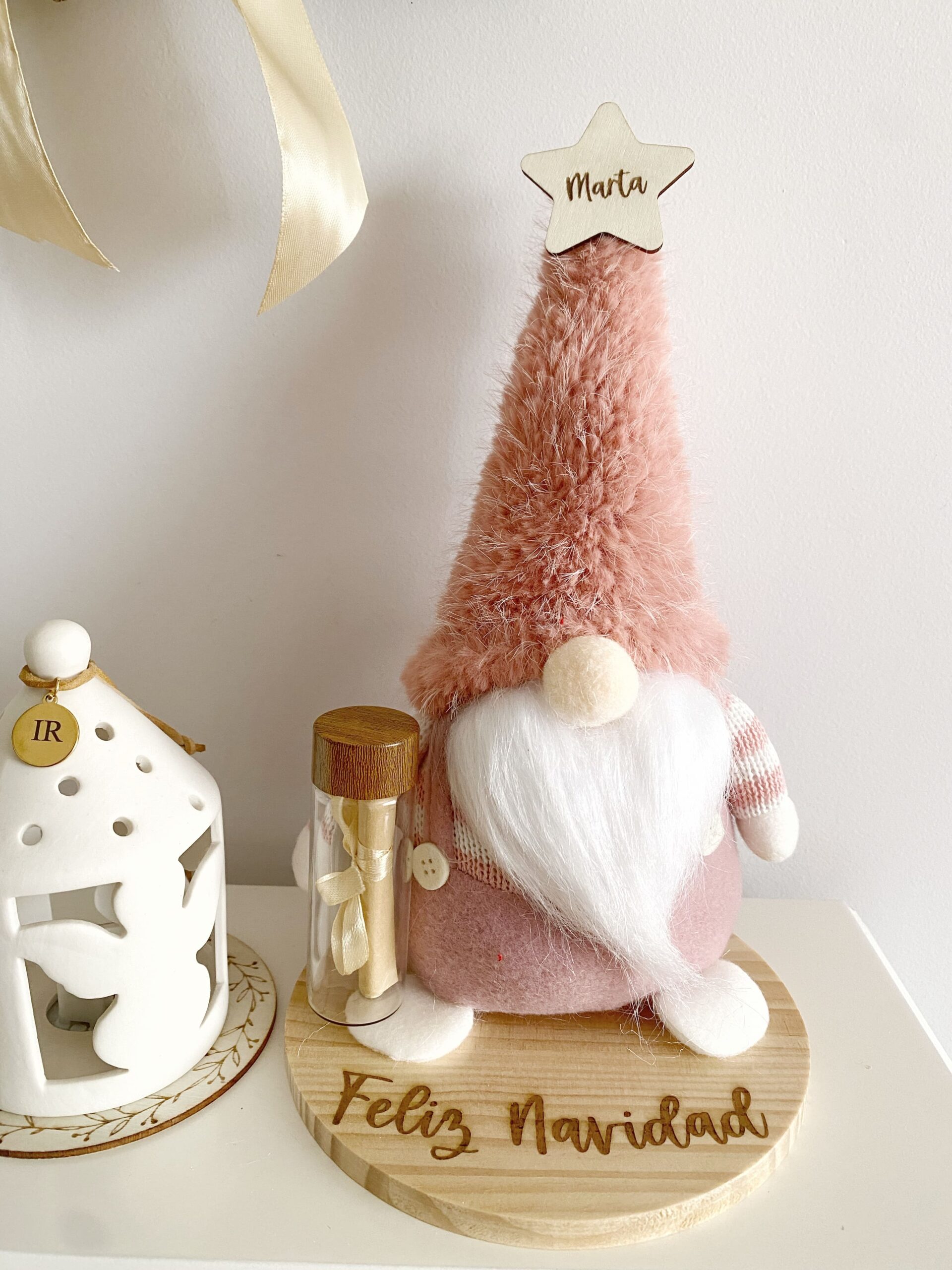 gnomo con bote para escribir deseos navideños