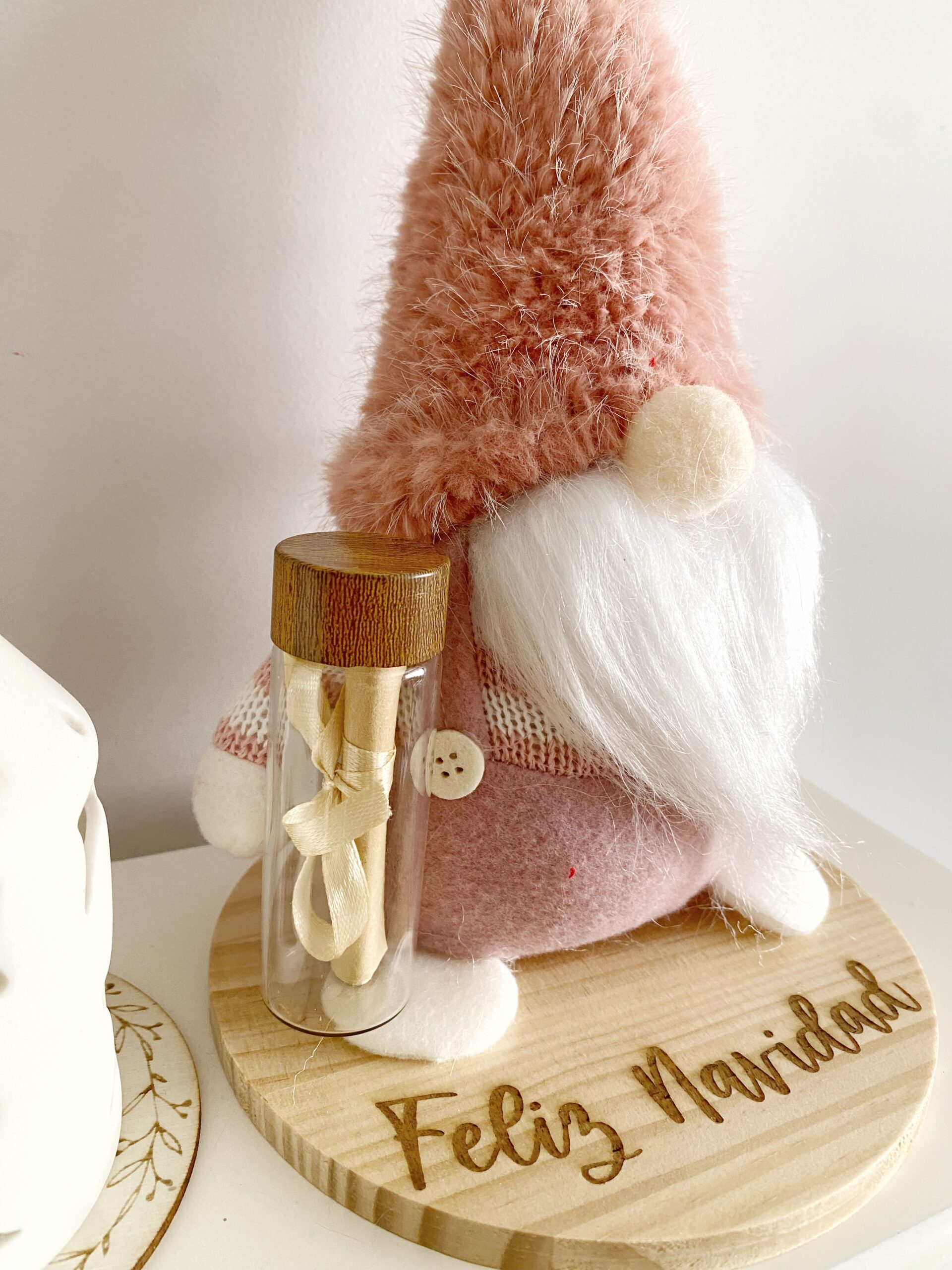 gnomo festivo con mensaje sorpresa en el bote