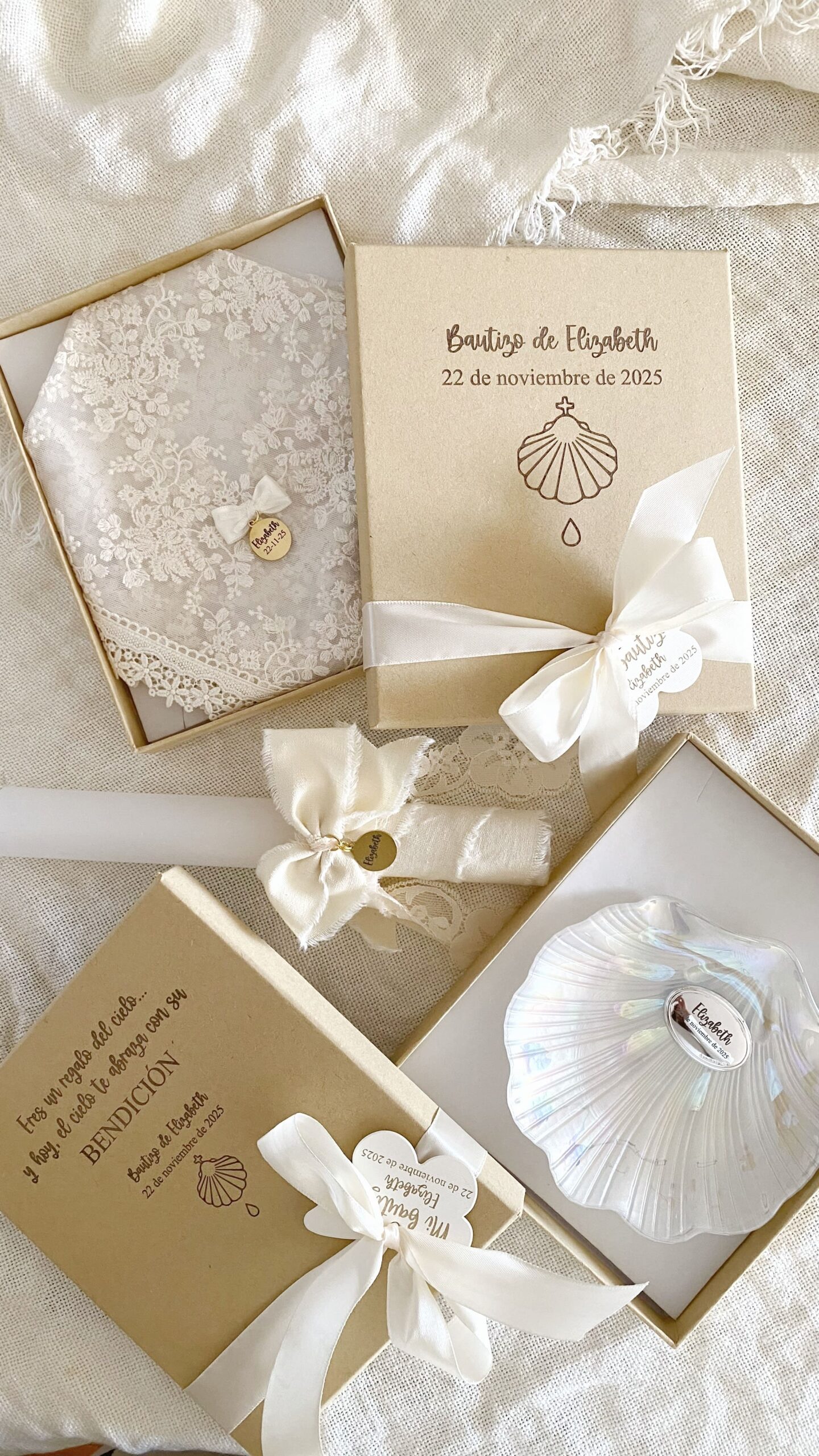 Set elegante compuesto por vela, pañuelo y concha natural preparado para el bautizo