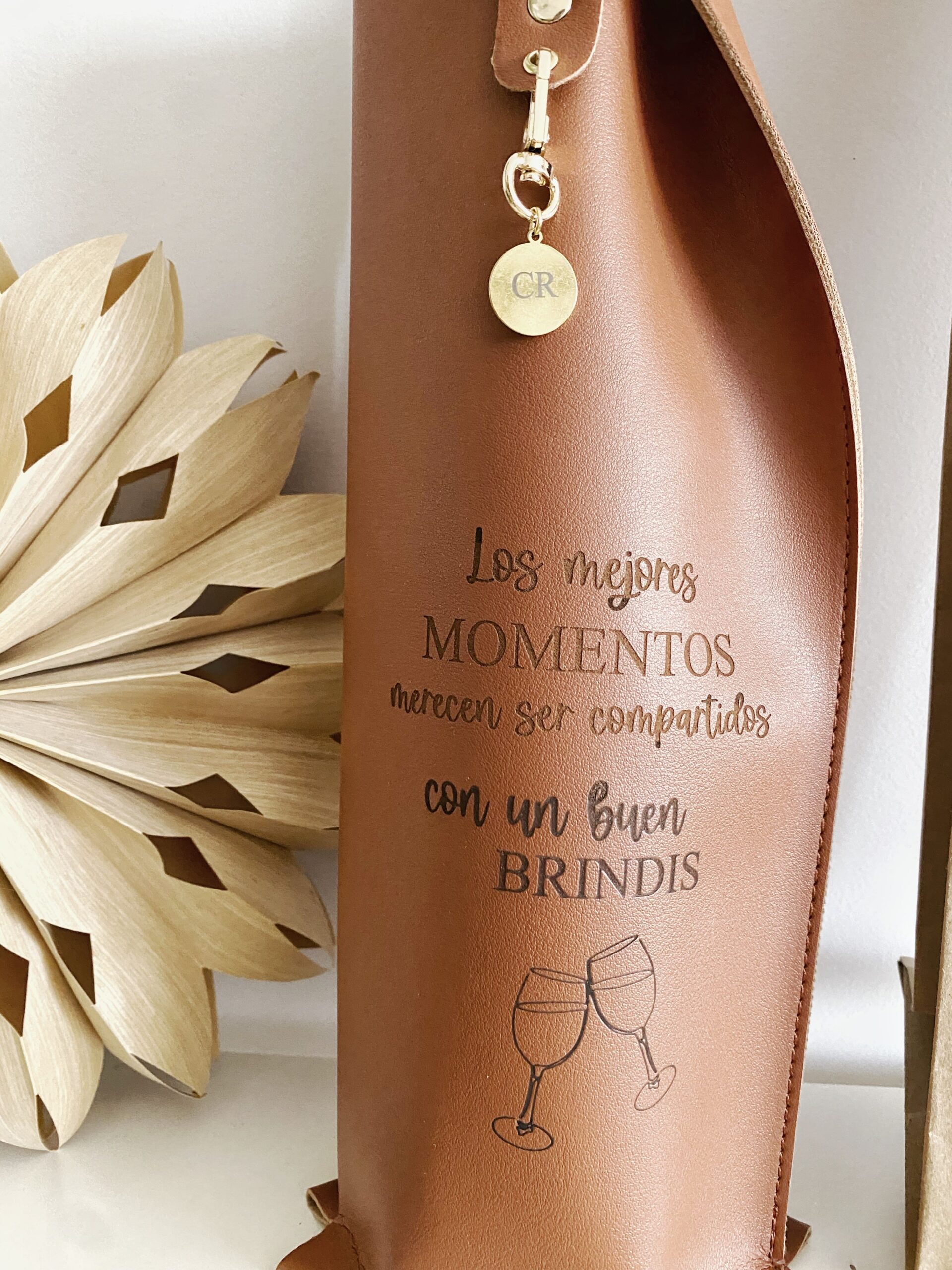 Accesorio de vino personalizado: botellero con mensaje grabado y empaque elegante