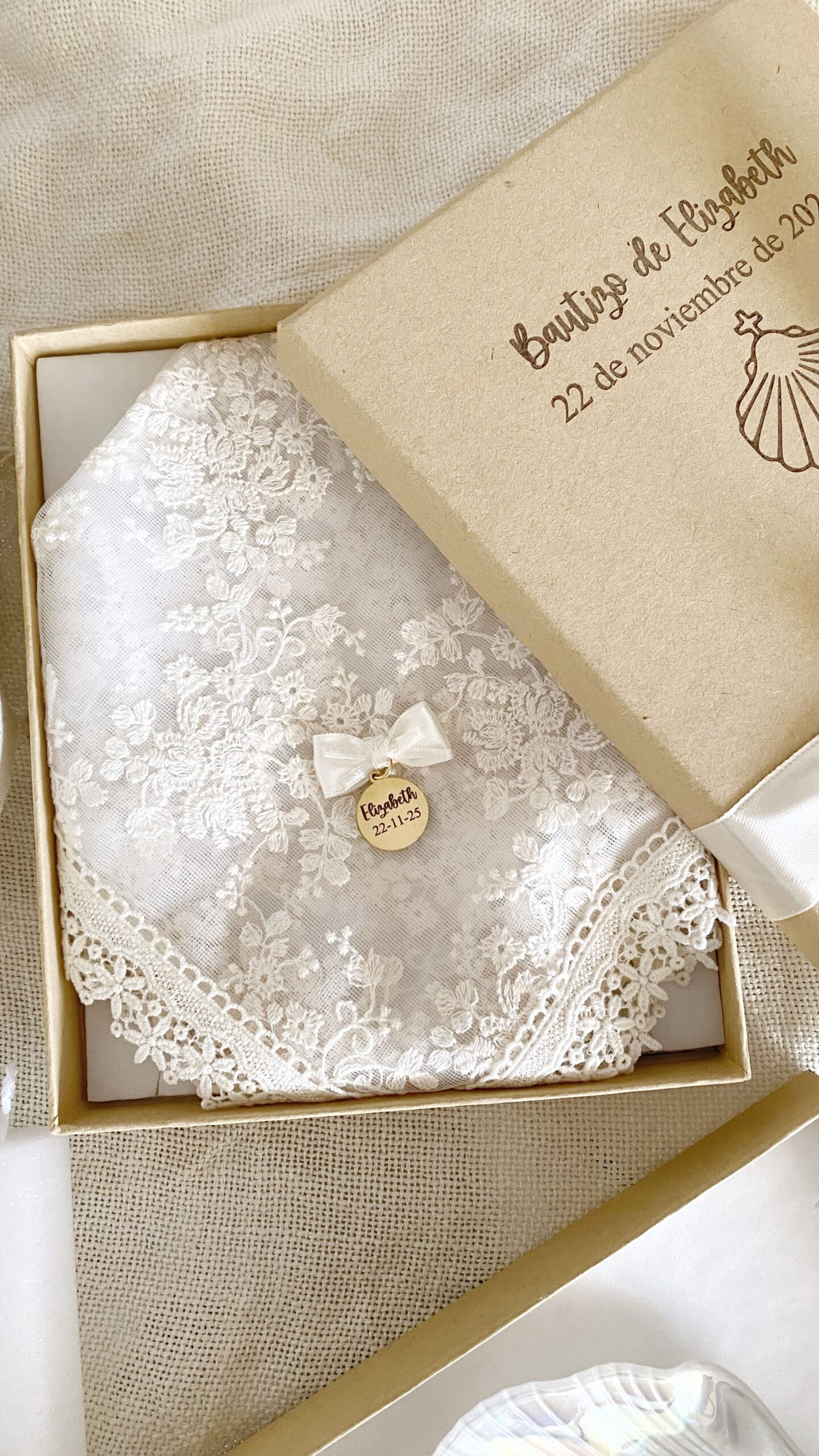 Pañuelo bautismal bordado a juego con el set de cristianar.