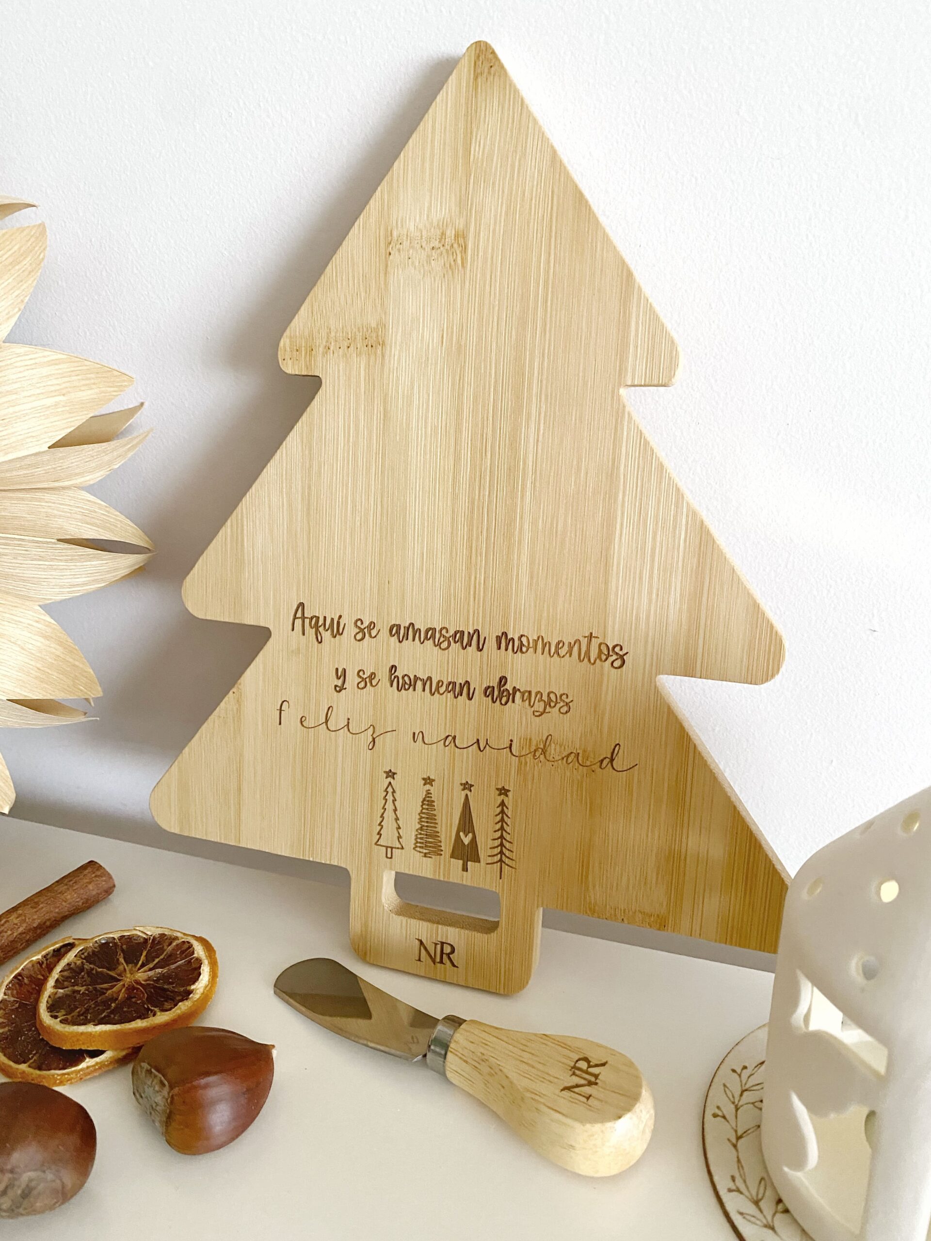 Tabla de servir o cortar queso de bambú, personalizada con iniciales, ideal para aperitivos navideños.