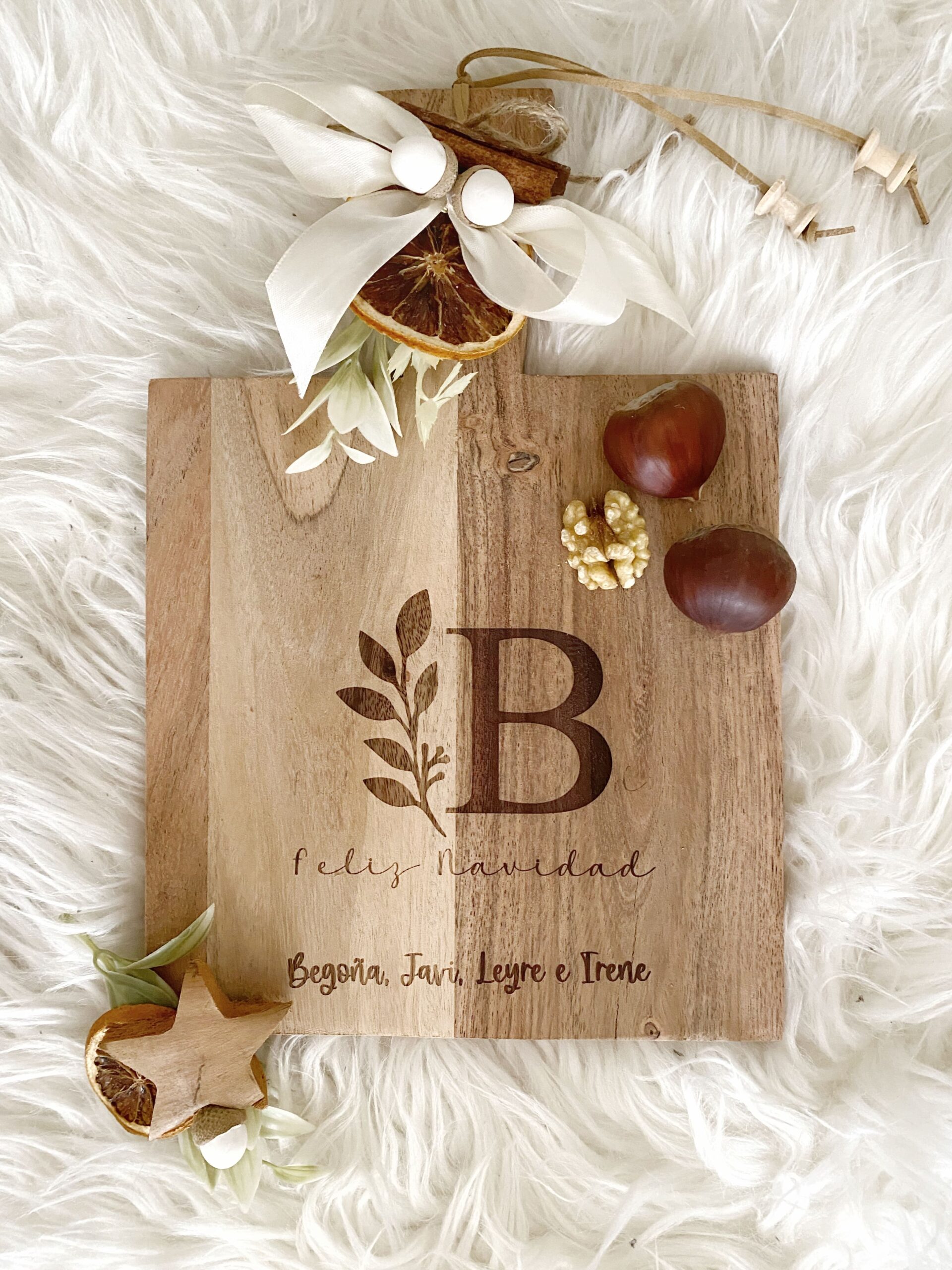 Regalo navideño perfecto: tabla de cortar personalizada con una bonita frase festiva y detalles de decoración.