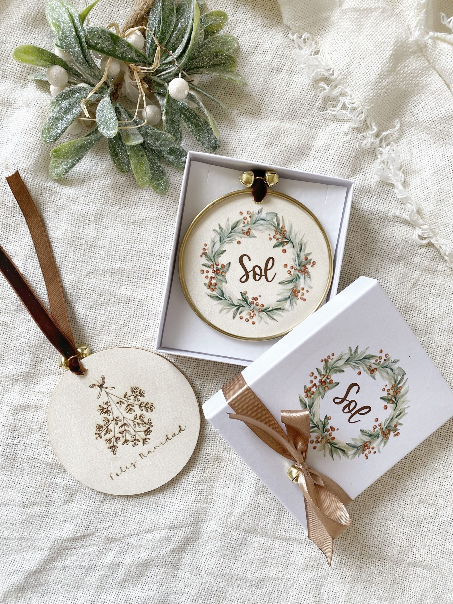 Bola navideña ilustrada con frase