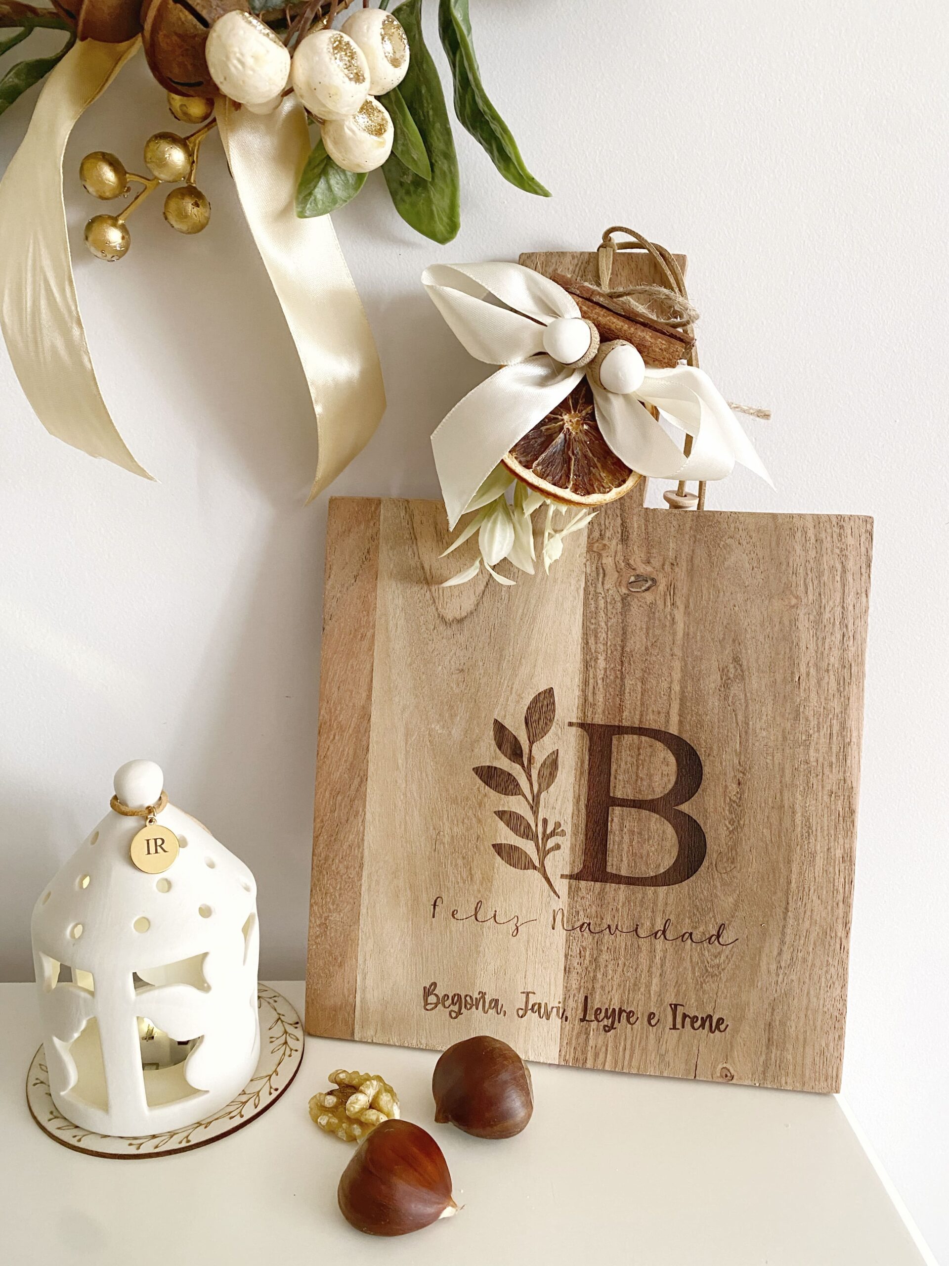 Tabla de servir navideña con diseño de árbol, perfecta para la mesa y personalizada con el nombre familiar.