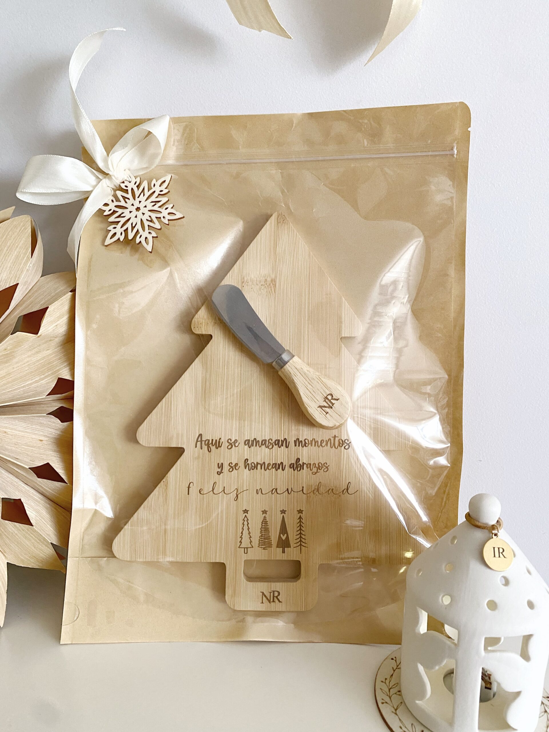 Tabla de cortar de bambú natural, personalizada con frase de Navidad y preparada en packaging festivo.