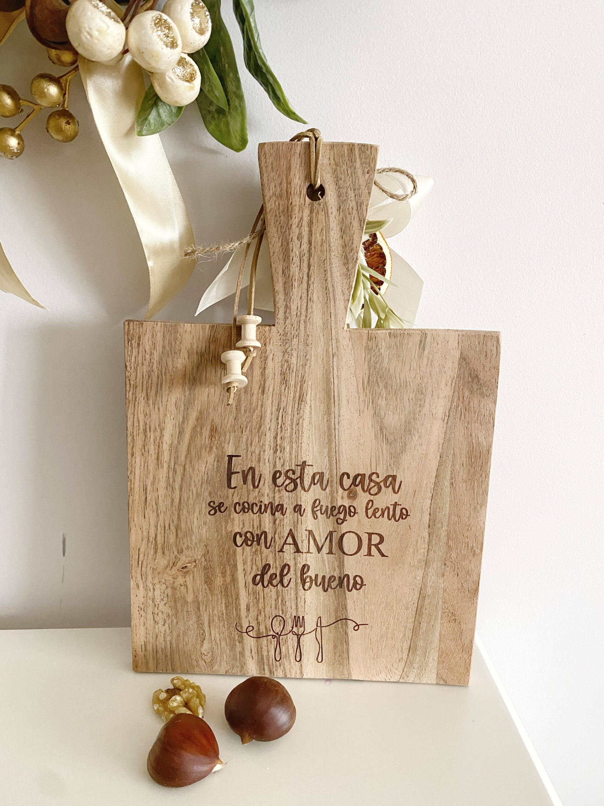 Tabla de madera para Navidad personalizada con la inicial, ideal para usar como decoración o base para aperitivos.