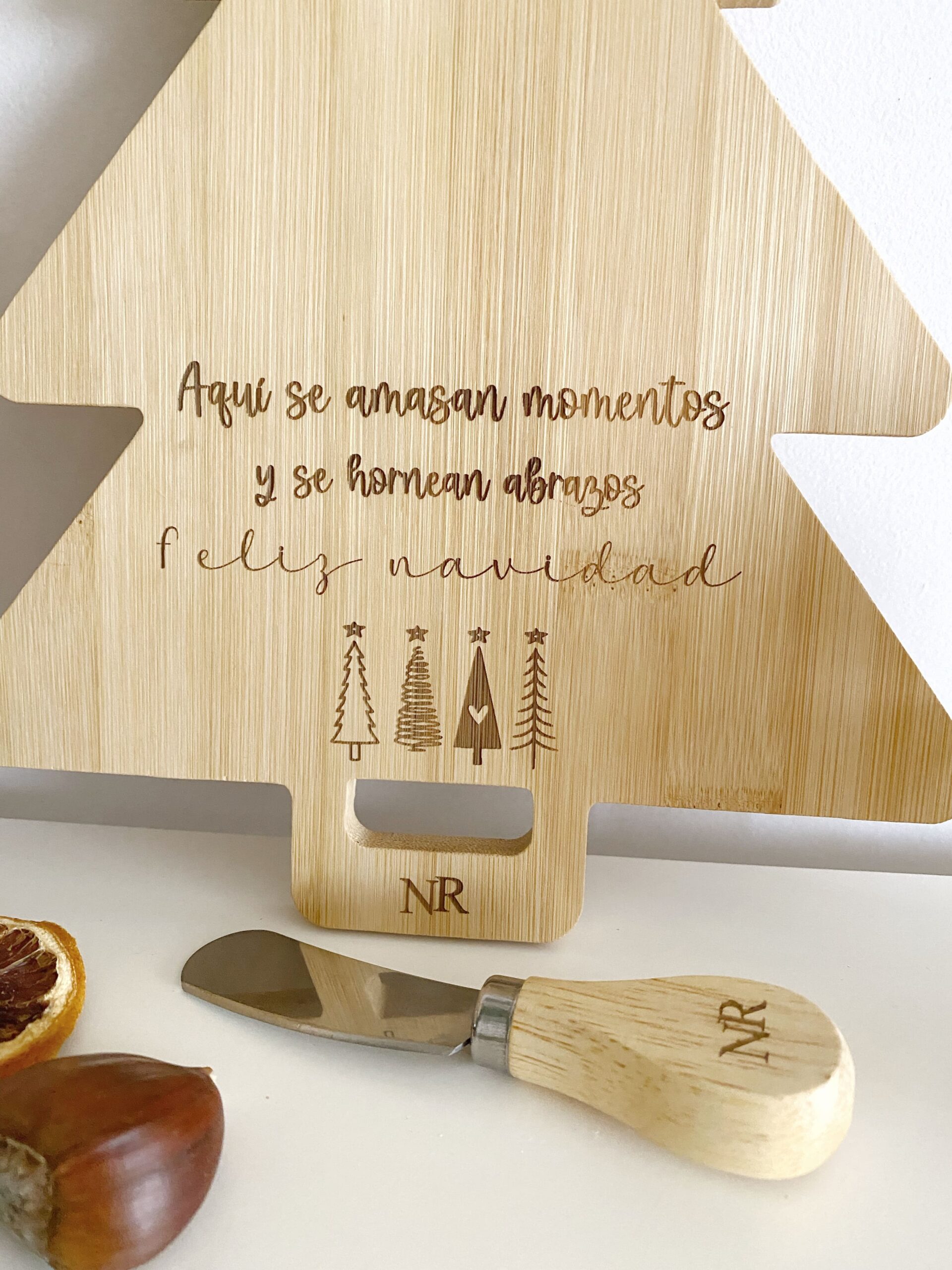 Utensilio de cocina navideño personalizado: tabla de bambú y cubierto para queso con grabado de iniciales.