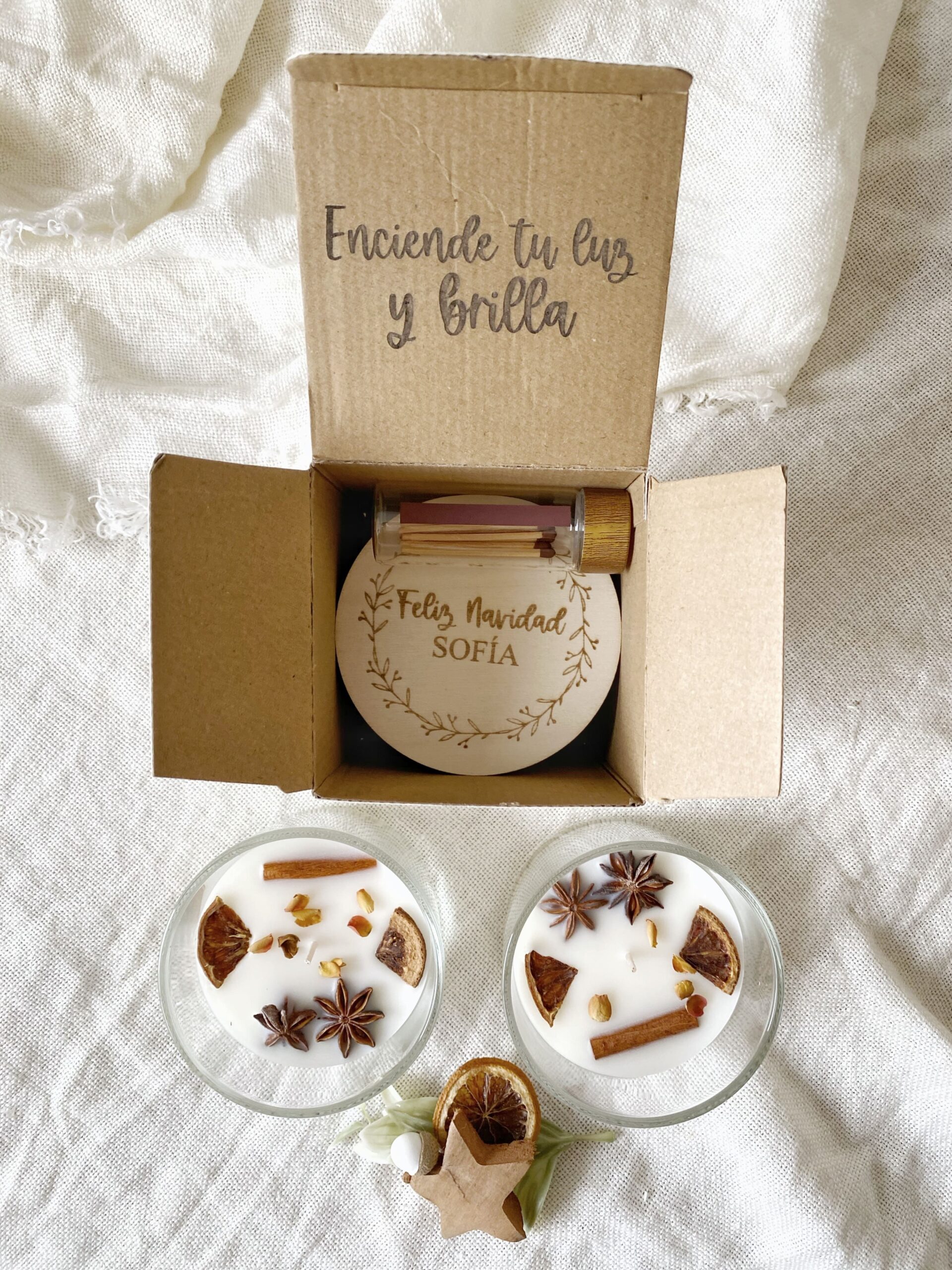 Decoración navideña: vela personalizada con iniciales y caja a juego
