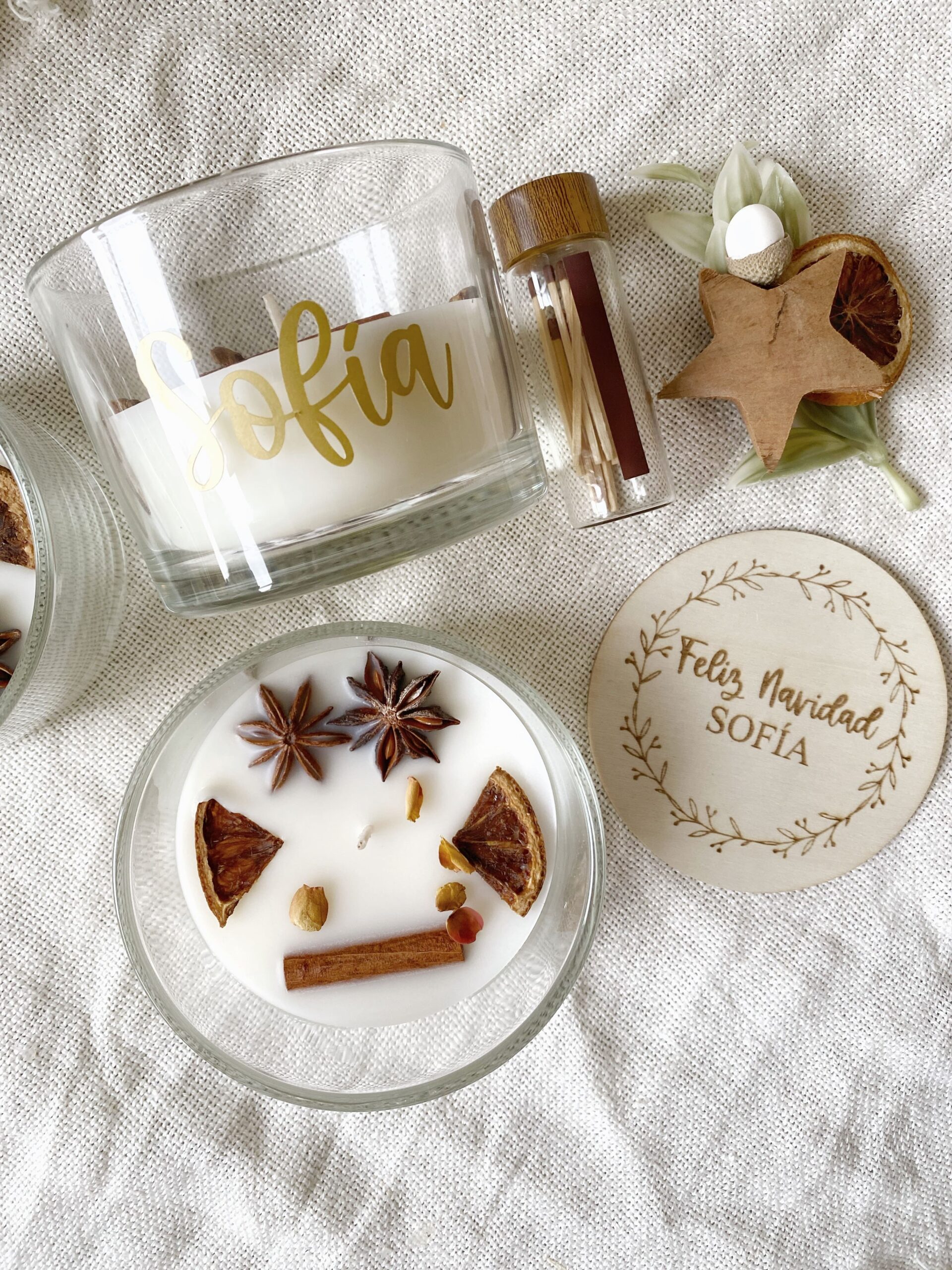 Vela navideña con etiqueta personalizada y empaquetado premium