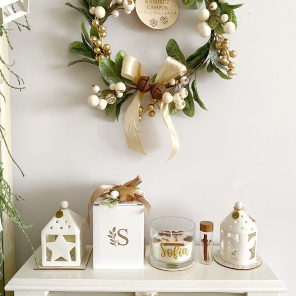Detalle navideño: vela personalizada con fragancia festiva y caja