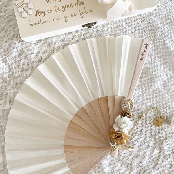 Abanico de novia personalizado de madera con caja grabada