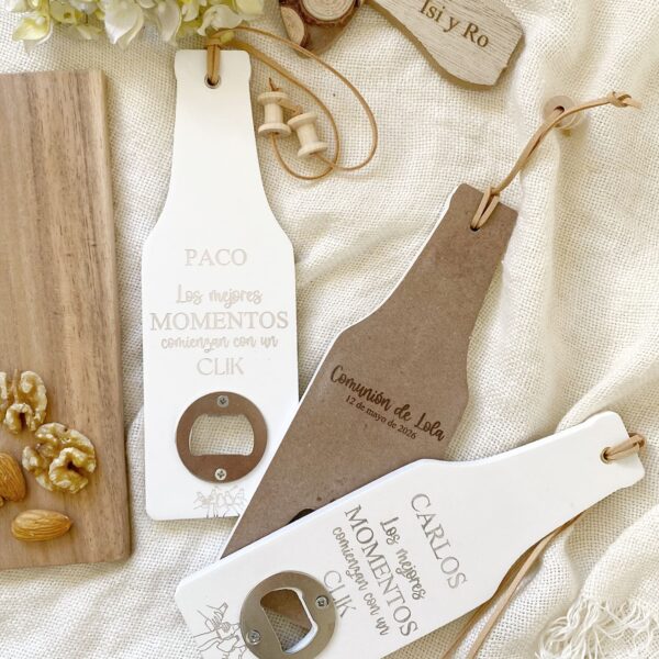 Detalle original para hombres en eventos: abridor de madera con frase grabada.