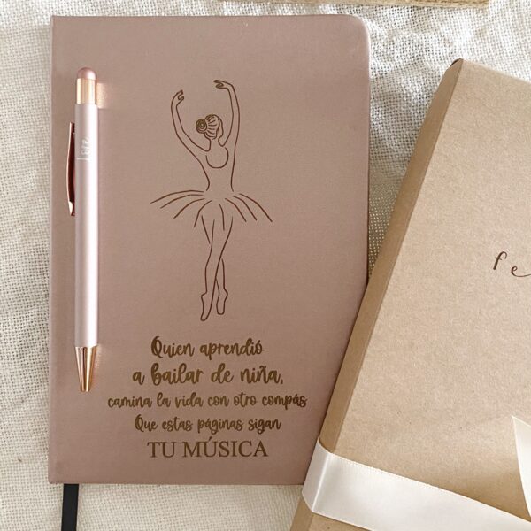 Cuaderno de tapa dura y bolígrafo a juego en caja de regalo para detalles de boda.
