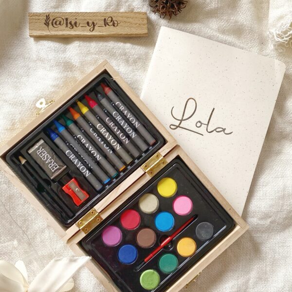Kit de pintura infantil personalizado con estuche de madera, acuarelas, ceras y cuaderno para colorear