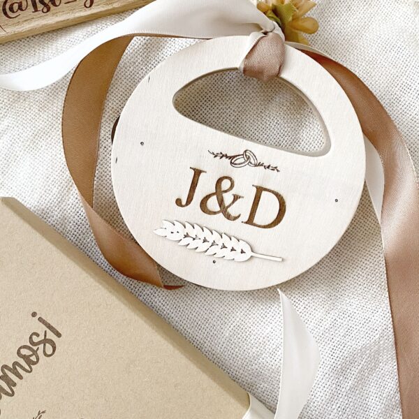 Pandereta personalizada para que los invitados animen la salida de los novios o el banquete.