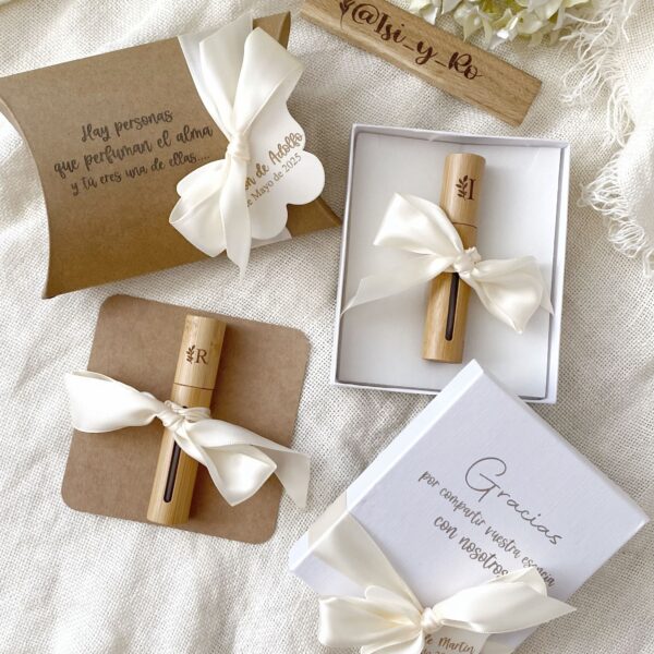 Set de fragancia portátil en bambú con mensaje dedicado en el envoltorio.