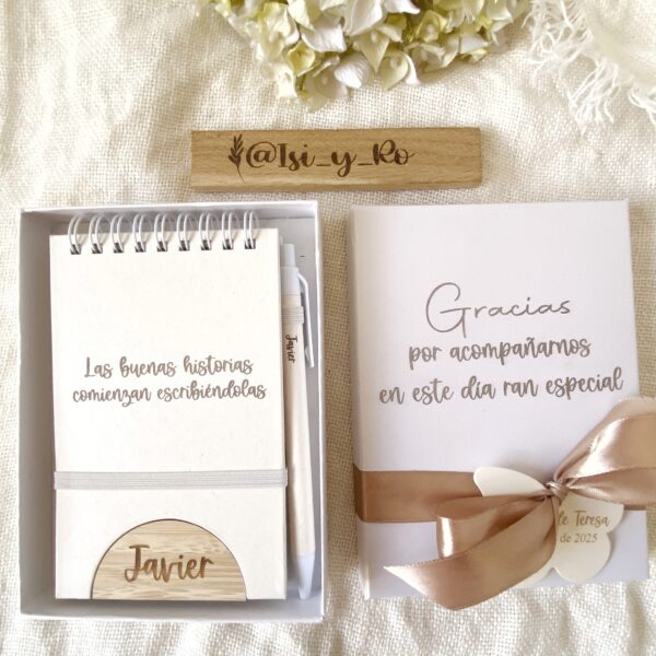 "Caja de regalo blanca con lazo rosa y libreta personalizada para detalle de comunión o bautizo"