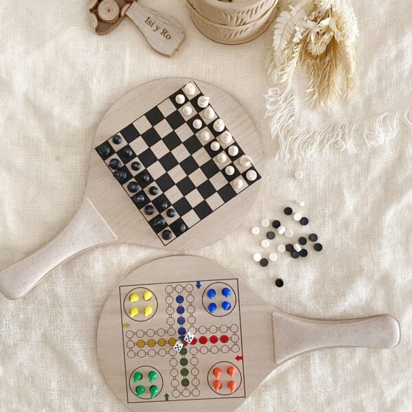 Palas de madera con juegos de mesa integrados y nombre grabado para regalo de invitados.