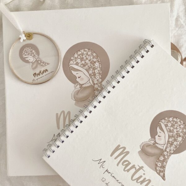 Libro de recuerdos de comunión personalizado con encuadernación de espiral blanca.