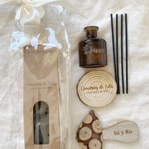 Difusor aromático de varillas negras con nombre personalizado para recuerdos de comunión y bautizo.