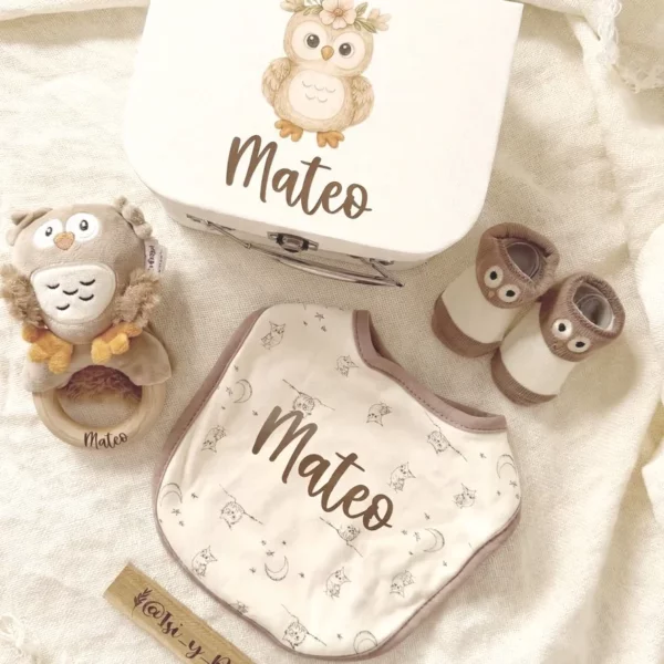 regalo personalizado para recien nacido con sonajero, babero y patucos