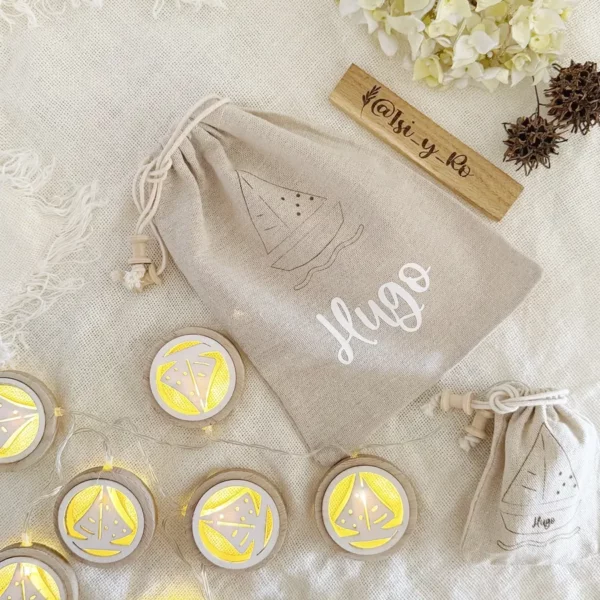 Bolsita personalizada con nombre Hugo y motivo velero para guirnalda de luces