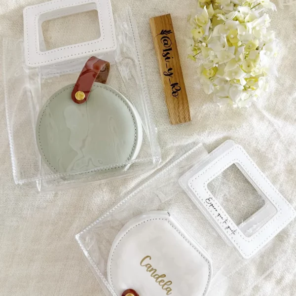 Joyero personalizado verde salvia y blanco juntos, detalle de cierre en piel