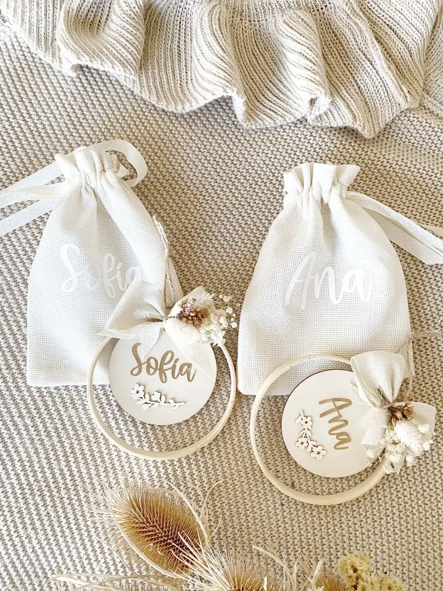 Bastidor personalizado con nombre y bolsa de tela blanca a juego con el mismo nombre, detalle para invitados