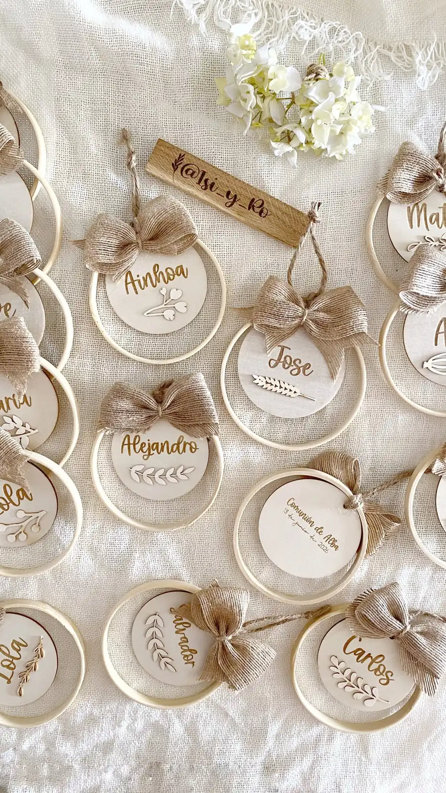 Conjunto de bastidores personalizados con distintos nombres de invitados y lazo de yute para bodas, comuniones y bautizos