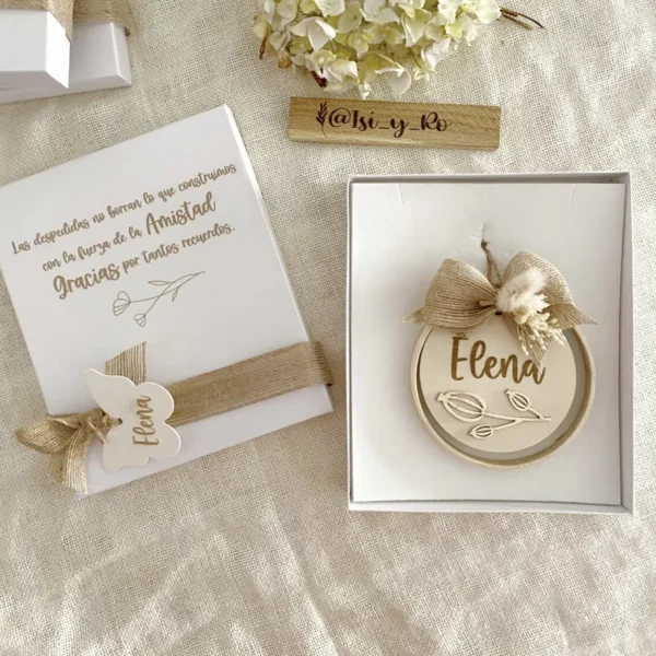 Bastidor personalizado con nombre dentro de caja regalo blanca con cinta de yute y mariposa de madera con nombre