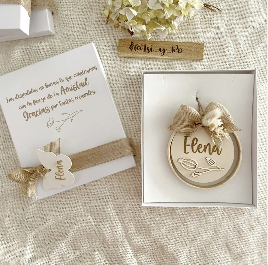 Bastidor personalizado con nombre dentro de caja regalo blanca con cinta de yute y mariposa de madera con nombre