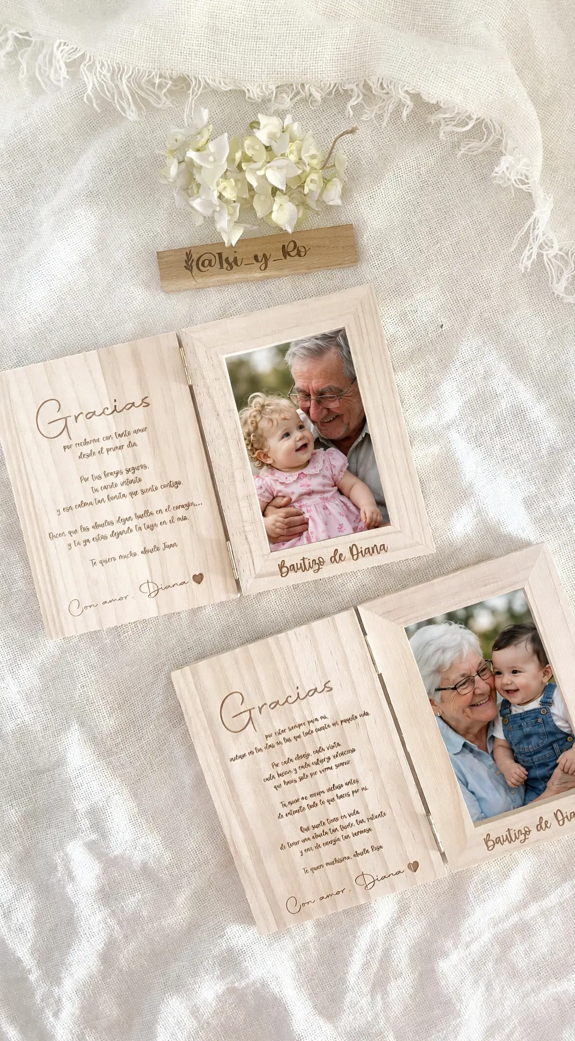 Álbum de madera abierto con marco de foto y carta de agradecimiento grabada, personalizado para un bautizo