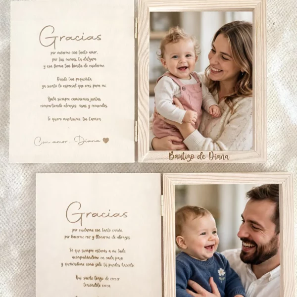 Dos álbumes de madera abiertos con fotos de bebé con su madre y su padre y texto de agradecimiento grabado