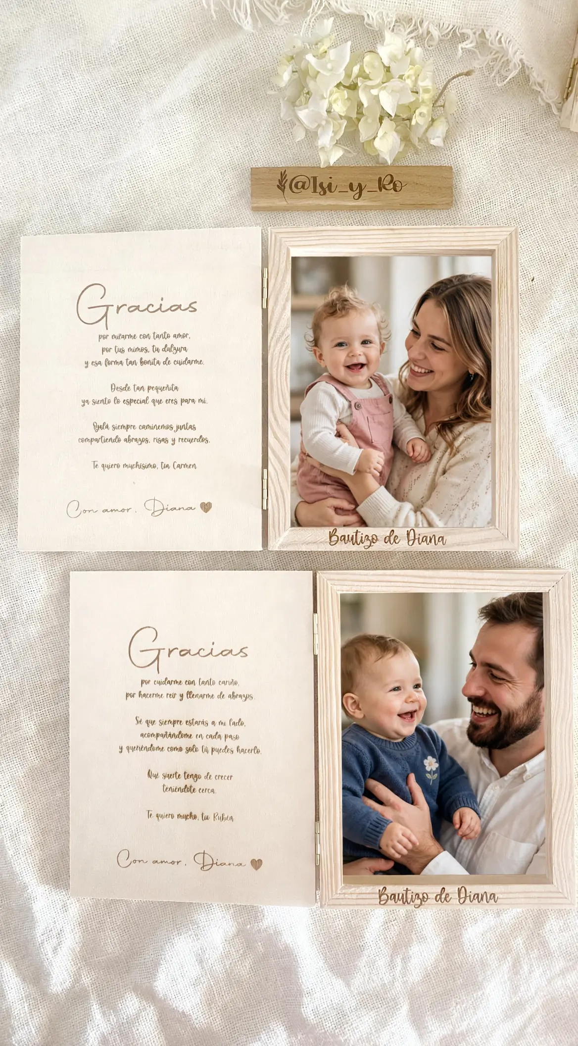 Dos álbumes de madera abiertos con fotos de bebé con su madre y su padre y texto de agradecimiento grabado