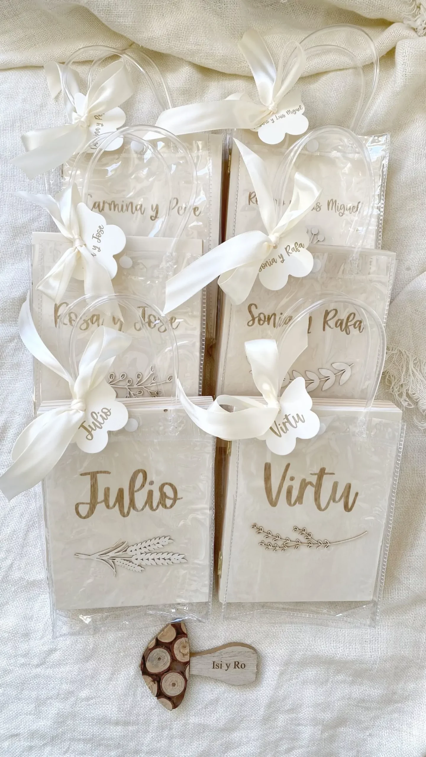 Álbumes de madera con nombre en bolsa de regalo transparente con asa, lazo de raso y etiqueta personalizada