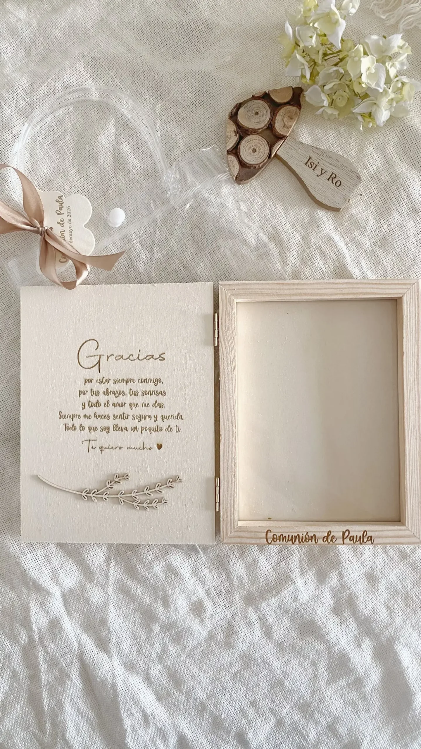 Álbum de madera abierto con carta grabada, marco vacío para foto y texto personalizado en el borde
